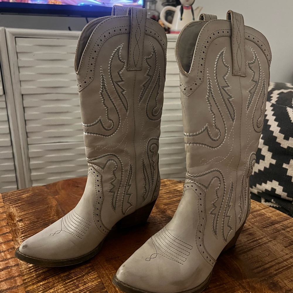 Very Volatile light grey size 6 cowboy boots